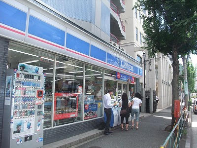 目の前のコンビニ